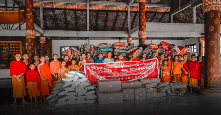 ຄະນະທີມງານຮ່ວມບໍລິຈາກເຄື່ອງອຸທົກກະໄພນໍ້າຖ້ວມ ທີ່ແຂວງໄຊຍະບູລີ
