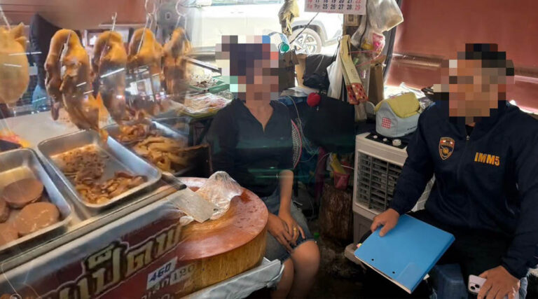 ຕຳຫຼວດຊຽງໃໝ່ບຸກຈັບແມ່ຄ້າຊາວລາວ ລັກຂາຍເປັດພາໂລ້ ມາ 3 ປີ ໂດຍໄດ້ຮັບອະນຸຍາດ.